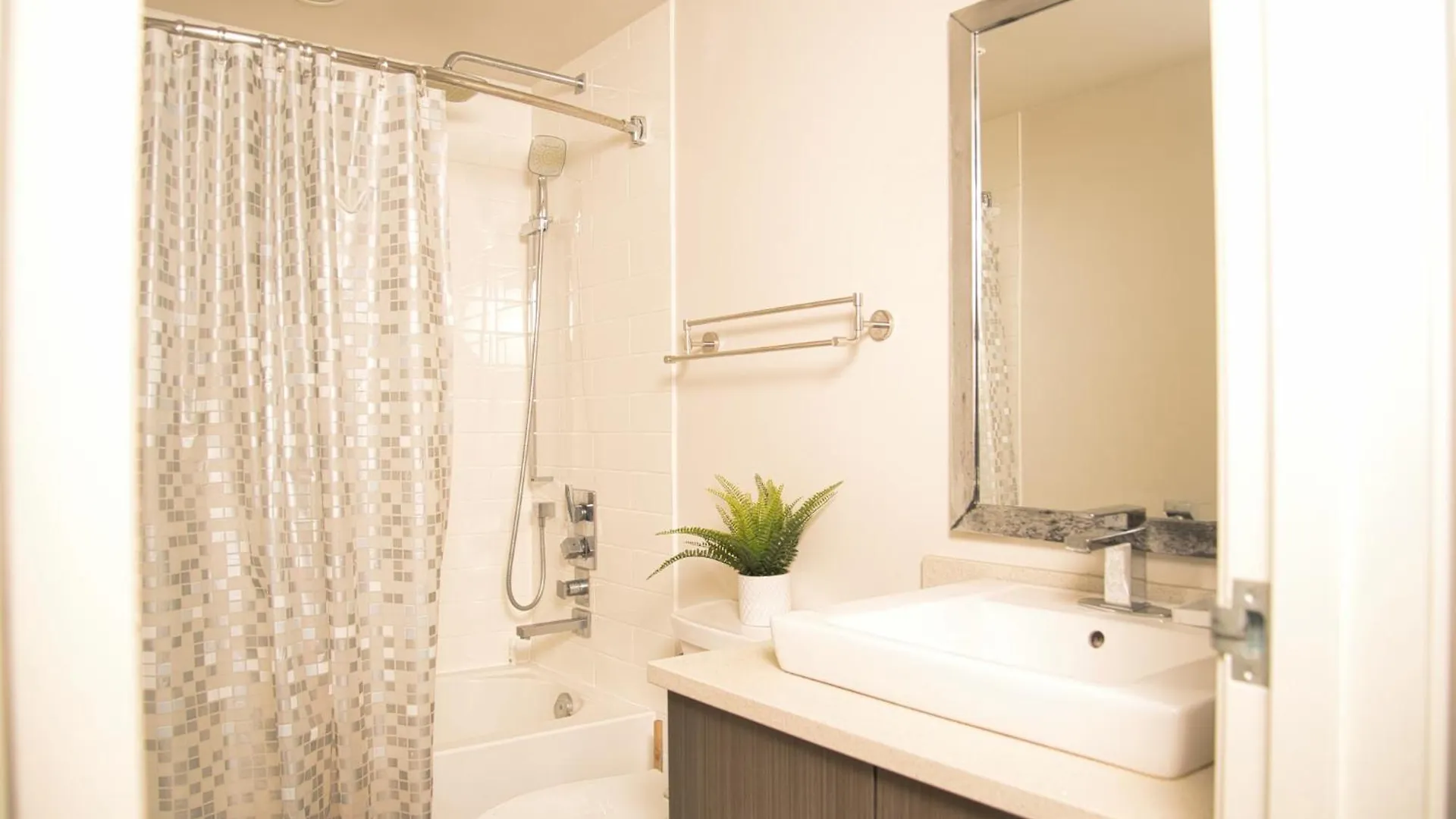 Minimum One Month Room Rental In Fairly New 2 Rooms, 2 Bathrooms Condo Ottawa Homestay